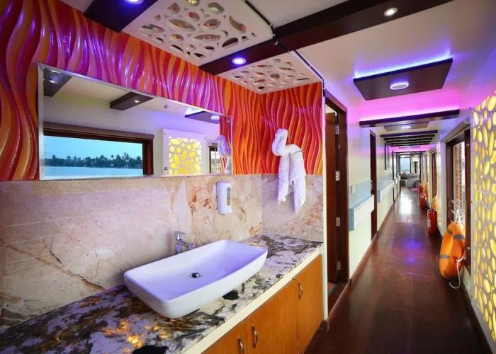 Best Kerala Houseboat
