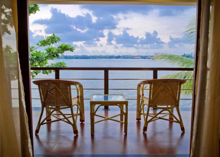 Sterling Lake Palace Alleppey