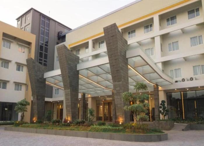 Pollos Hotel & Galerry Rembang