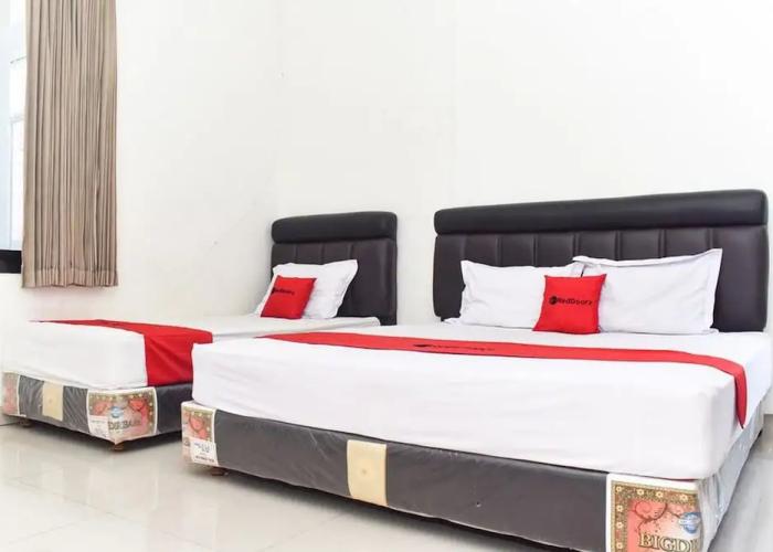 RedDoorz near Alun Alun Wonosobo