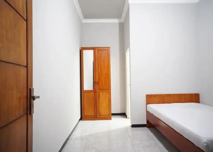 OYO Life 93045 Kost Putra Bu Ketut