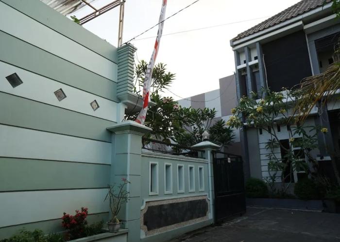 OYO Life 93045 Kost Putra Bu Ketut