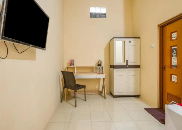 RedDoorz Syariah near Kebon Rojo Park Blitar