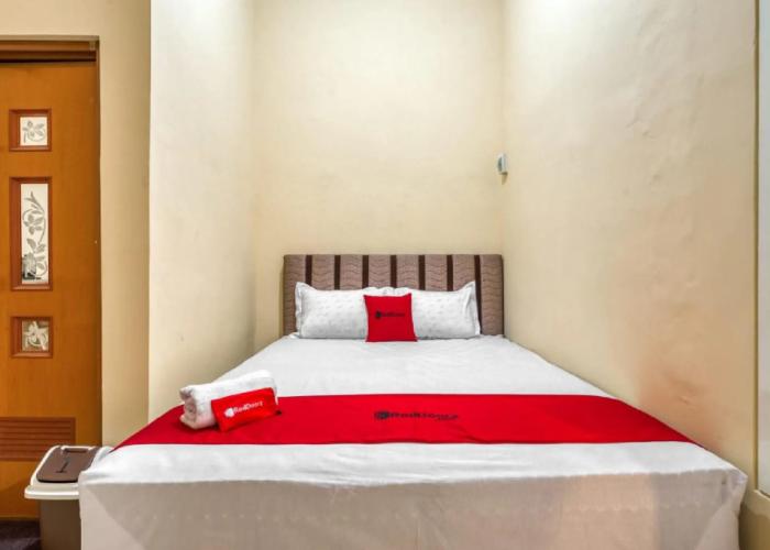 RedDoorz Syariah near Kebon Rojo Park Blitar