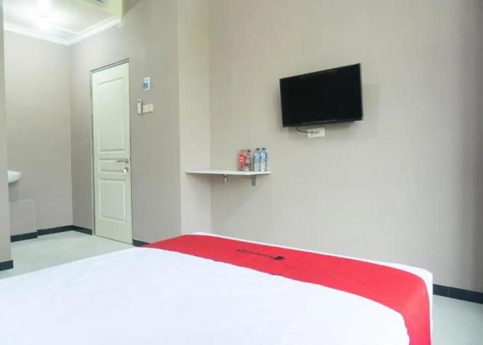 RedDoorz Syariah near Alun Alun Blitar