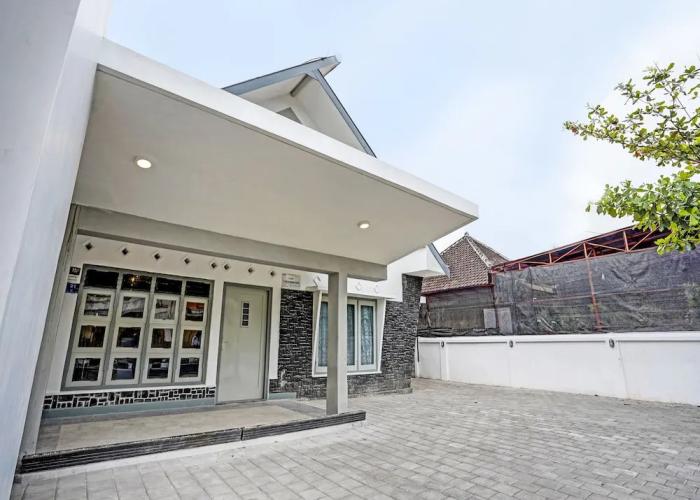 Super OYO 91618 Hotel Nawangwulan