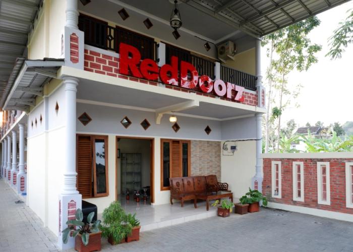 RedDoorz Syariah near Alun Alun Pacitan 2