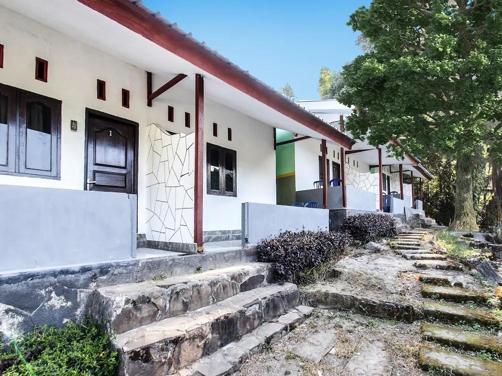 SPOT ON 91383 Green Forest Homestay NearTaman Wisata Pusuk Sembalun (Tourist Park)