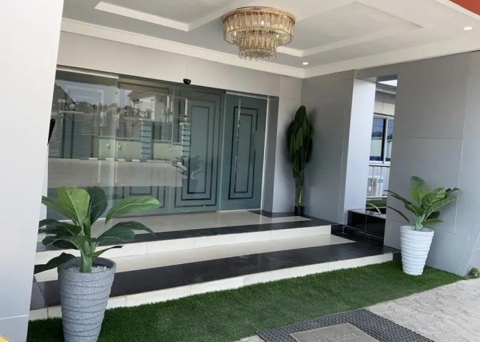 Lis Hotel And Suites