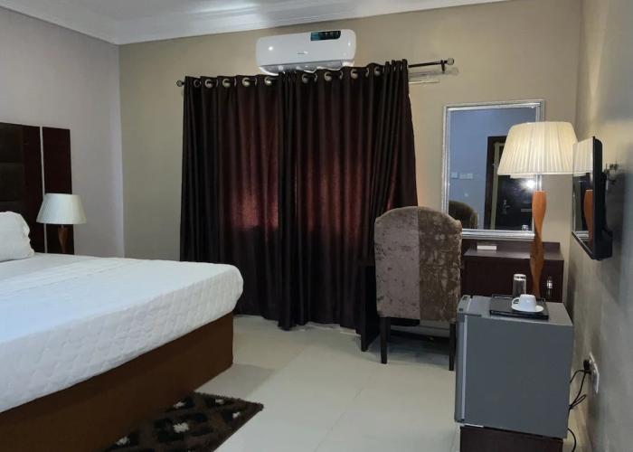 Lis Hotel And Suites