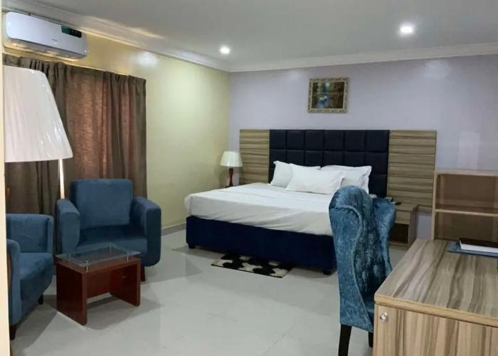Lis Hotel And Suites