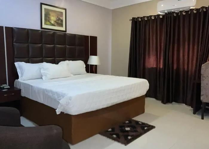 Lis Hotel And Suites
