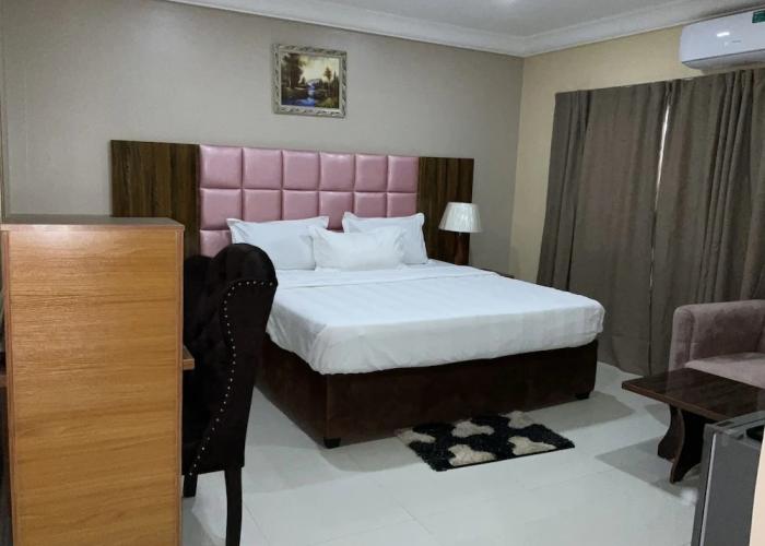 Lis Hotel And Suites