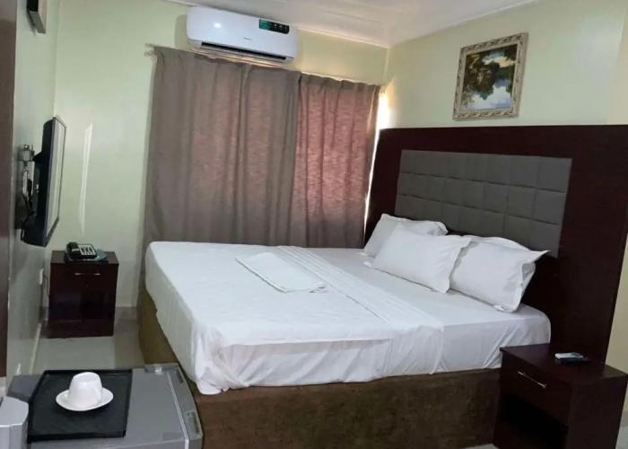 Lis Hotel And Suites