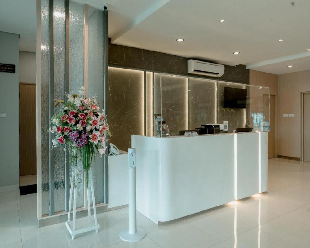 фото Front One Hotel Gresik