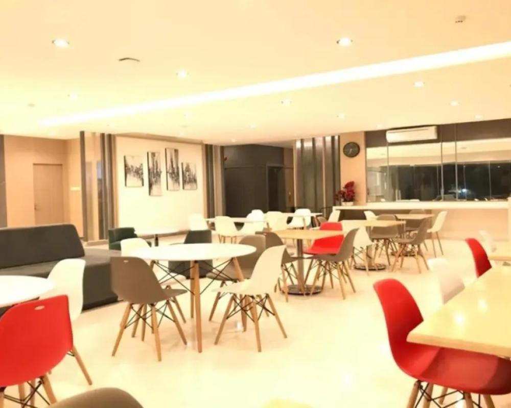 фото Front One Hotel Gresik