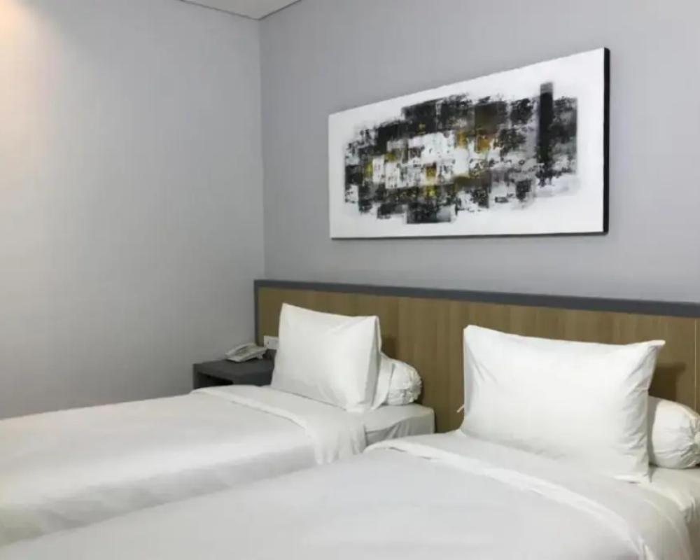 фото Front One Hotel Gresik