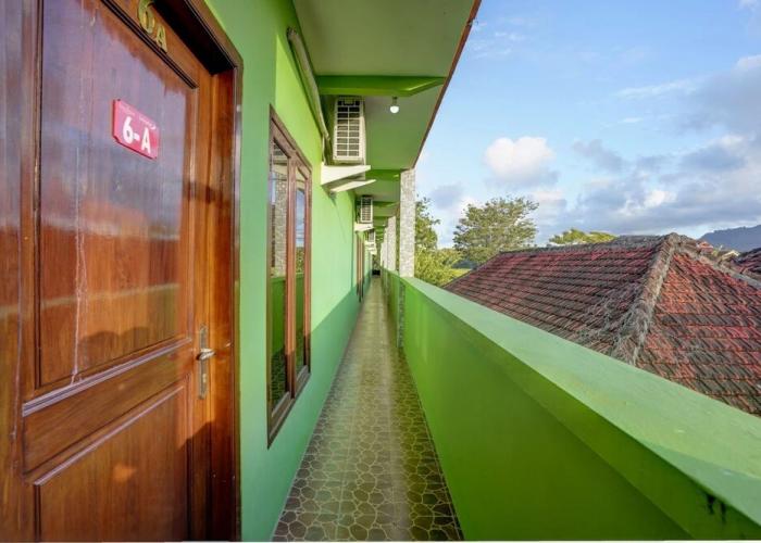 OYO 92896 Hotel Sahabat Syariah Near Plasa Telkom Bawean