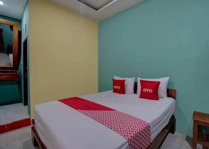 OYO 92896 Hotel Sahabat Syariah Near Plasa Telkom Bawean