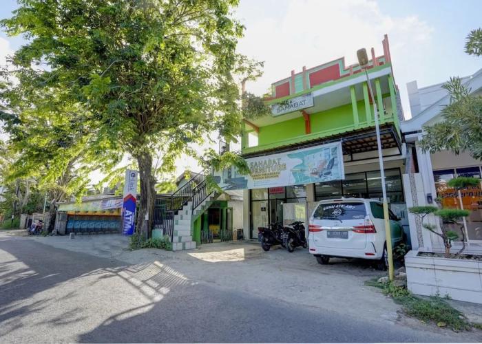 OYO 92896 Hotel Sahabat Syariah Near Plasa Telkom Bawean