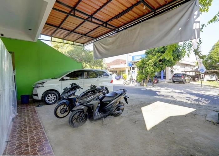 OYO 92896 Hotel Sahabat Syariah Near Plasa Telkom Bawean