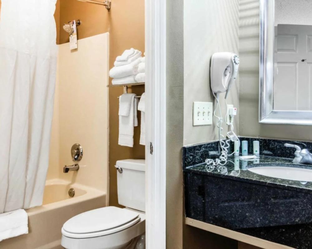 фото Quality Inn Bessemer I-20 exit 108