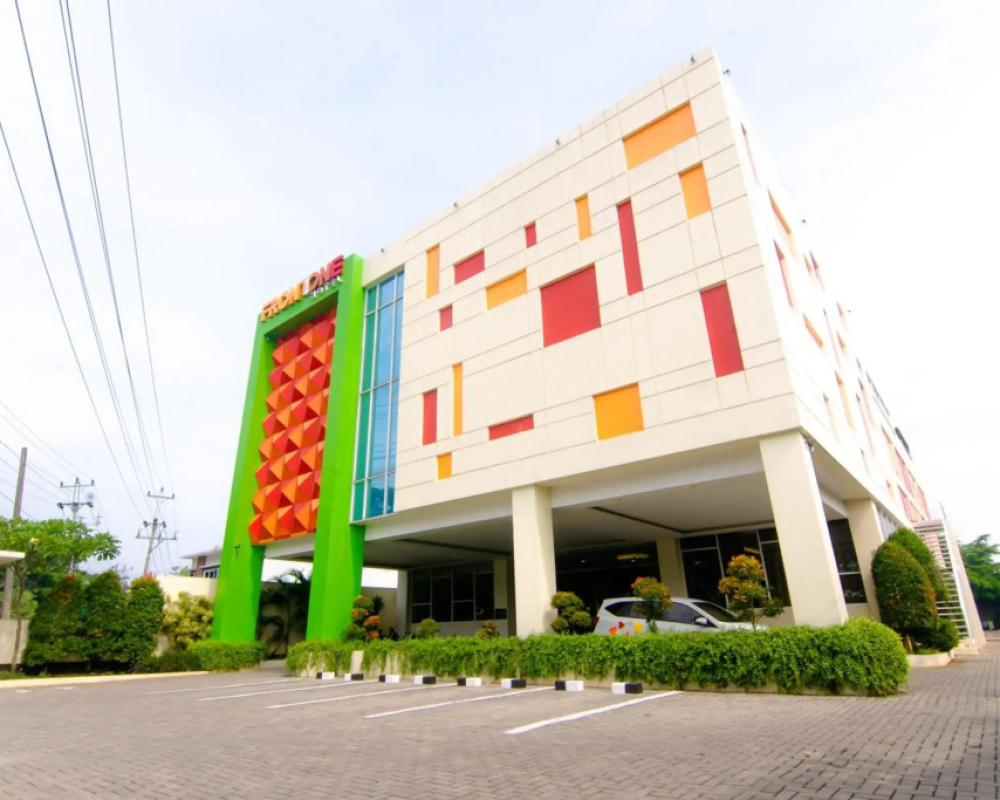 Front One Hotel Purwodadi