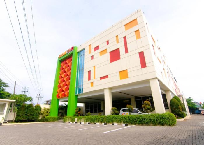 Front One Hotel Purwodadi