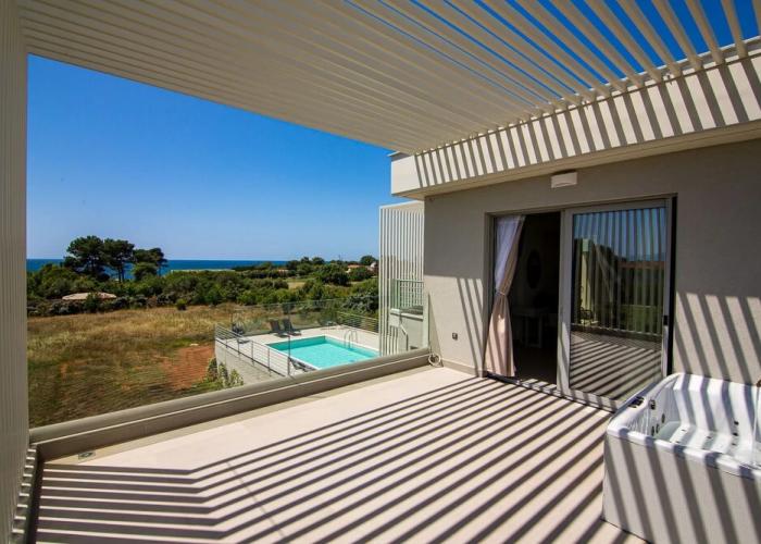 IO Luxury Pool & Hot Tub Suites
