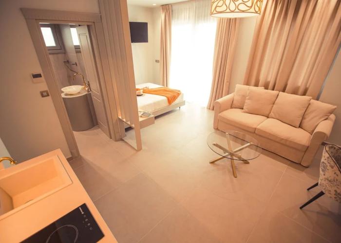 IO Luxury Pool & Hot Tub Suites