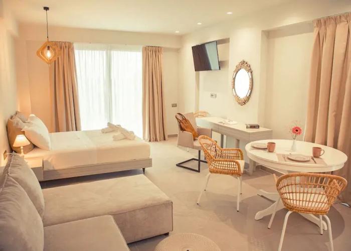 IO Luxury Pool & Hot Tub Suites
