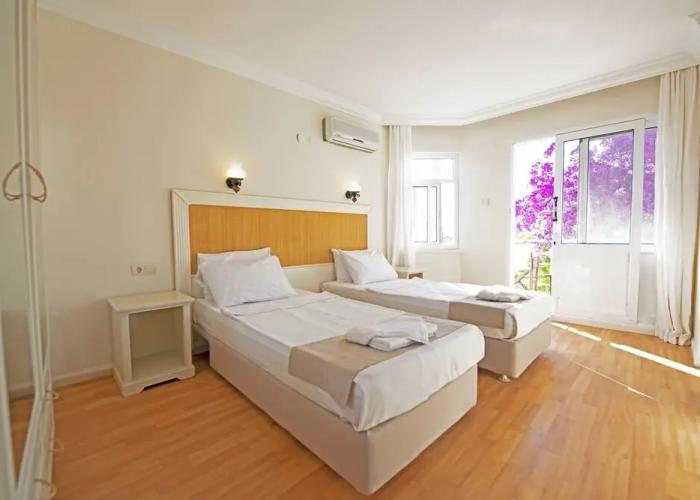 Chillos Beach Hotel & Lounge