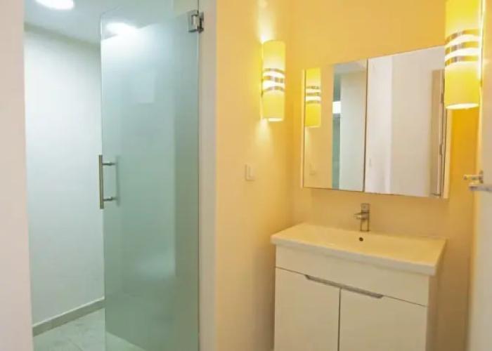 Chillos Beach Hotel & Lounge