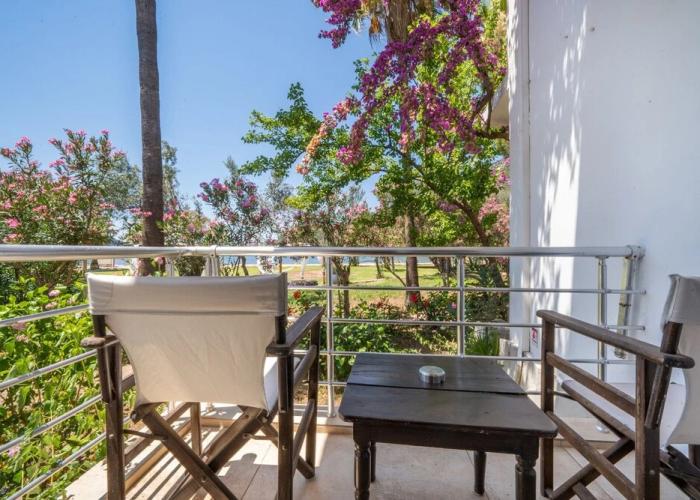 Chillos Beach Hotel & Lounge