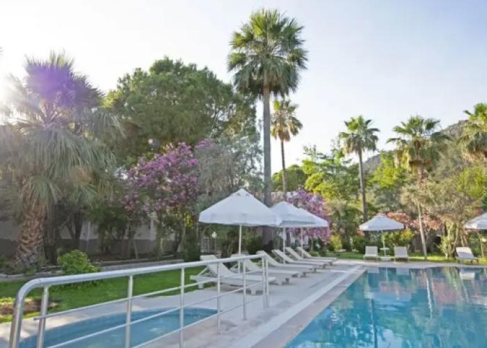 Chillos Beach Hotel & Lounge