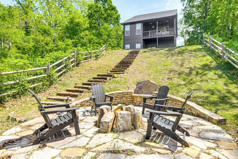 Waynesville House: Fire Pit + Mountain Views!
