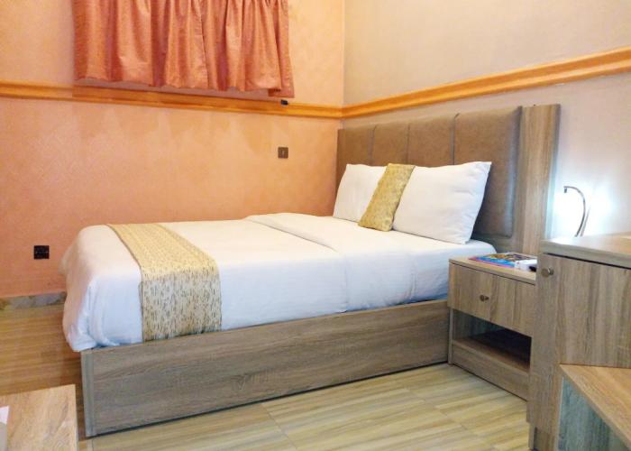 Euro Lounge and Suites