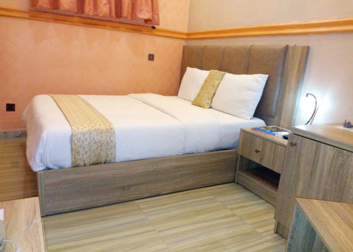 Euro Lounge and Suites