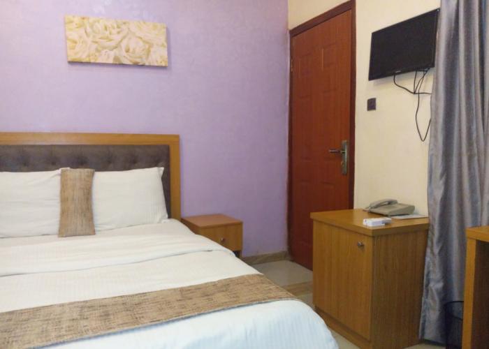 Euro Lounge and Suites