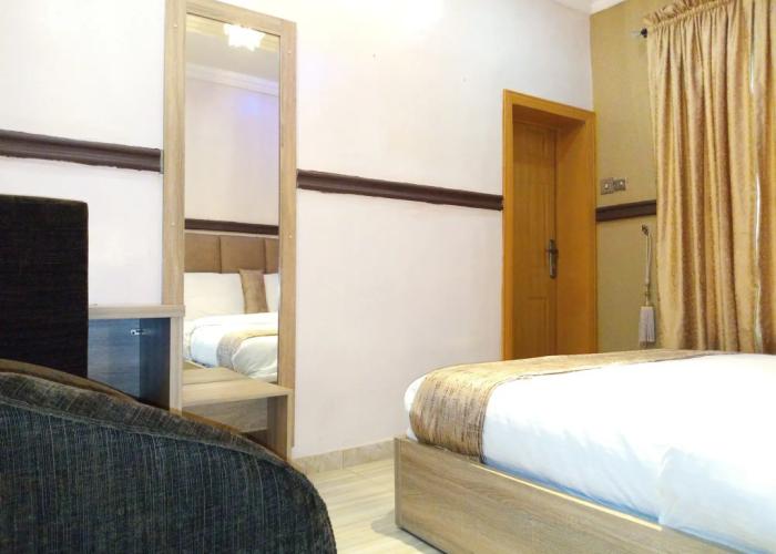 Euro Lounge and Suites