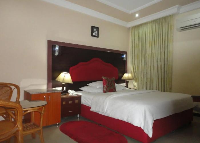 SDM Tavern and Suites