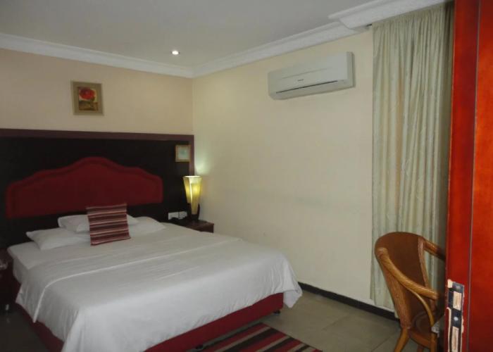SDM Tavern and Suites