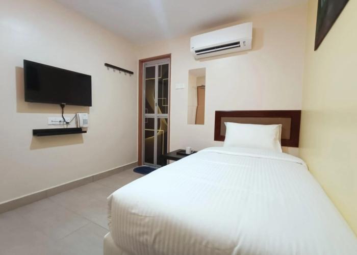 Capital O 90897 Island City Hotel