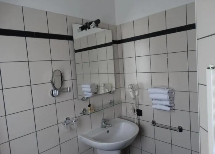 Room in Guest Room - Spacious Double Room in Alba