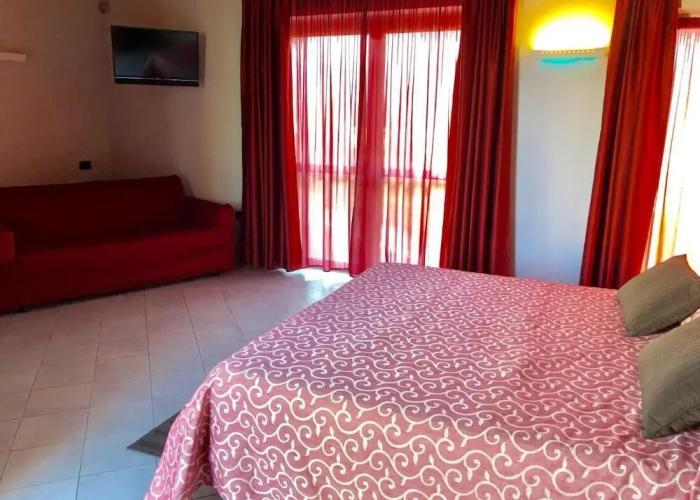 Room in Guest Room - Spacious Double Room in Alba