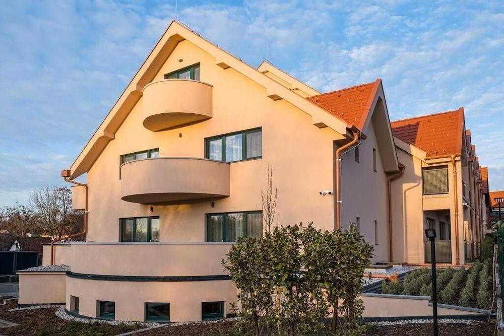 Kistücsök Food & Room