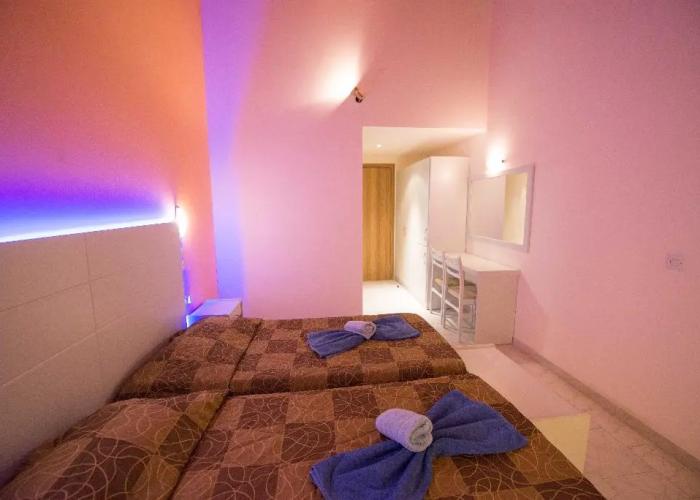 Silver Beach Hotel and Annexe Apartments