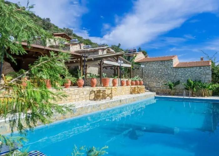 Stone Village Petrino Horio