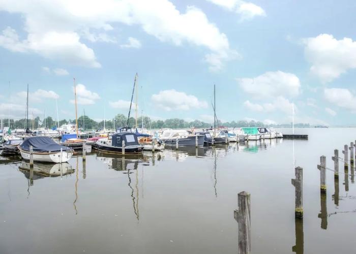 Cozy Houseboat at the Edge of the Marina