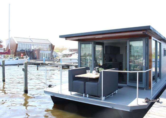 Cozy Houseboat at the Edge of the Marina